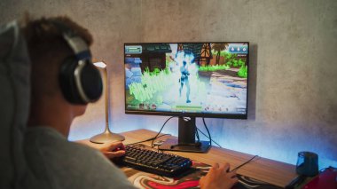 Kulaklık takan beyaz bir genç internette video oyunu oynuyor, boş zamanlarını evde geçiriyor. Profesyonel genç oyuncu bilgisayarda üç boyutlu üçüncü şahıs nişancı oyunlarından hoşlanır. Oyun ve Spor.