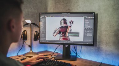 Genç tasarımcı PC kullanarak oyun karakterinin 3 boyutlu modelini yaratıyor. Profesyonel 3D modelleme yazılımının arayüzü. Genç çocuk evde bilgisayar üzerinde serbest bir proje üzerinde çalışıyor. Oyun geliştirme kavramı.