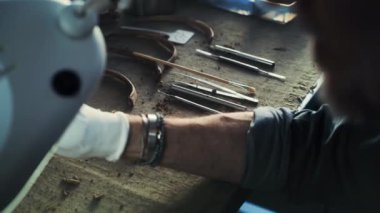 Arkeoloji laboratuvarı: Masada yatan fosilleri temizlemek için profesyonel laboratuvar araçlarını kapatın. Eldivenli arkeolog veya bilim adamı antik insan veya tarih öncesi hayvanların kalıntıları üzerinde çalışıyor..