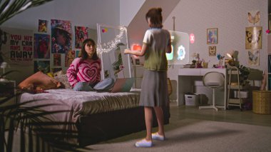 Genç kız sanal gerçeklik hologramıyla metaverse yapay zeka sohbetinde sohbet ediyor. Yatakta dizüstü bilgisayarla oturuyor. Animasyon avatarının gelecekteki üç boyutlu grafikleri. Yapay zeka arkadaş simülasyonu teknolojisi. Artırılmış gerçeklik.