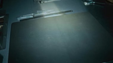 Modern arkeoloji laboratuvarında masada duran plastik levha ve profesyonel aletlerin temiz plaka görüntülerini kapatın. Fosil analizi, bilimsel veya tarihsel araştırma için çalışma yüzeyi