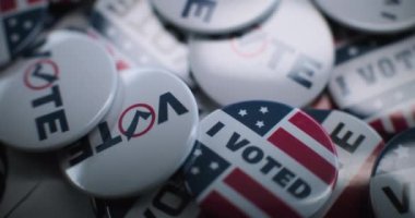 Üzerinde Amerikan bayrağı logosu ve yazılı oy bulunan vatansever rozetlerinizi kapatın. Amerika Birleşik Devletleri 'nde seçim günü. Siyasi ırk ve başkanlık kampanyası. Demokrasi ve vatanseverlik kavramı.