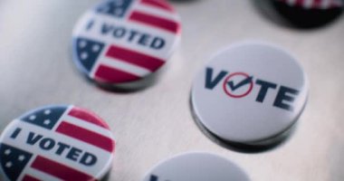 Üzerinde Amerikan bayrağı logosu ve yazıtları olan vatansever rozetlerinizi kapatın. Amerika Birleşik Devletleri 'nde başkanlık seçimleri. Siyasi ırk ve seçim haberleri. Demokrasi ve vatanseverlik kavramı.