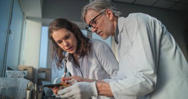 İki arkeolog ileri arkeoloji laboratuvarında çalışıyor. Olgun bilim adamı, tarih öncesi insan iskeletinin fosil kemiklerini bayan meslektaşına gösteriyor. Kadın tablet bilgisayar kullanıyor, konuşuyor ve süreci izliyor.