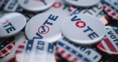Üzerinde Amerikan bayrağı logosu ve yazıtları olan vatansever rozetlerinizi kapatın. Amerika Birleşik Devletleri 'nde başkanlık seçimleri. Siyasi ırk ve seçim haberleri. Demokrasi ve vatanseverlik kavramı.