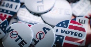 Üzerinde Amerikan bayrağı logosu ve yazıtları olan vatansever rozetlerinizi kapatın. Amerika Birleşik Devletleri 'nde başkanlık seçimleri. Siyasi ırk ve seçim haberleri. Demokrasi ve vatanseverlik kavramı.