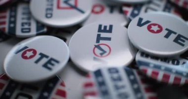 Üzerinde Amerikan bayrağı logosu ve yazıtları olan vatansever rozetlerinizi kapatın. Amerika Birleşik Devletleri 'nde başkanlık seçimleri. Siyasi ırk ve seçim haberleri. Demokrasi ve vatanseverlik kavramı.