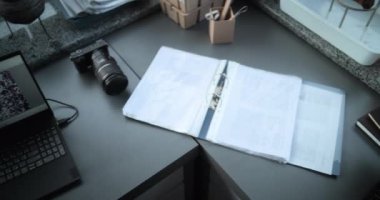 Gelişmiş arkeoloji laboratuvarındaki işyeri. Tarih öncesi insan ya da yırtıcı iskeletin fosil kemiklerinin, profesyonel araçların, mikroskobun, dizüstü bilgisayarın ve kişisel bilgisayarın fosil koleksiyonu üzerine üstten görüş