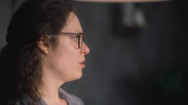 Kadın psikoloğun hastayla iletişimini kapatın. Profesyonel psikoterapist terapi seansı sırasında psikoterapi sağlar. Duygusal destek ve psikolojik yardım. Zihinsel sağlık.