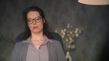 Profesyonel psikolog danışmanlık sırasında davranış terapisi uygular. Kadın psikoterapist sandalyede oturur ve hastayla iletişim kurar. Duygusal destek ve psikolojik yardım. Psikoloji.