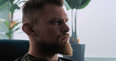 Travma sonrası stres bozukluğu olan, ağır nefes alan, psikoterapist veya psikologla rehabilitasyon terapisi sırasında gözlerini kapatan asker portresi. Travma sonrası stres bozukluğu..