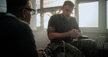 Fiziksel engelli bir asker psikoterapide ilerlemeyi tartışıyor, rehabilitasyondan sonra terapistle el sıkışıyor ve gidiyor. Başarılı psikolog oturur ve gülümser..