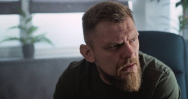 Savaş sonrası rehabilitasyon ya da danışmanlık seansı sırasında morali bozuk ya da ağlayan askerlere yakın durun. Asker psikoterapist ya da psikologla konuşur. Travma sonrası stres bozukluğu.