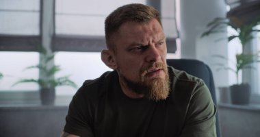 Savaş sonrası rehabilitasyon ya da danışmanlık seansı sırasında morali bozuk ya da ağlayan askerlere yakın durun. Asker psikoterapist ya da psikologla konuşur. Travma sonrası stres bozukluğu.