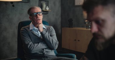 Kıdemli terapist travma sonrası stres bozukluğu olan bir askere psikoterapi seansı düzenliyor. Travma sonrası stres bozukluğu ya da eziklik geçiren bir asker psikolojik rehabilitasyon sırasında psikolog dinler..