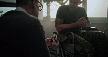 Kıdemli psikiyatrist hastayla konuşur, tekerlekli sandalyedeki askerlere antidepresan verir. Psikoterapist, engelli askerler için psikolojik terapi ya da savaş sonrası rehabilitasyon uygular..