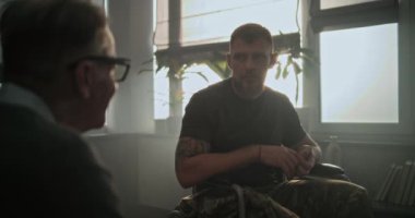 Fiziksel engelli bir asker terapide ilerlemeyi tartışıyor rehabilitasyondan sonra psikoterapistle el sıkışıyor ve gidiyor. Başarılı psikolog gülümsedi, askere veda etti..