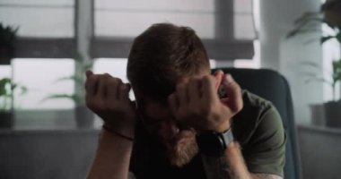 Psikolojik rehabilitasyon sırasında ağlayan, travma sonrası stres bozukluğu olan askerlere yaklaş. Erkek asker travma deneyimini psikoterapist veya psikologla paylaşır. Travma sonrası stres bozukluğu..