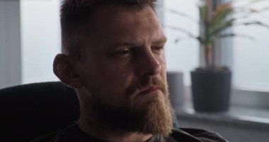 Travma sonrası stres bozukluğu olan, ağlayan, gözlerini kapayan, psikoterapist veya psikologla rehabilitasyon terapisi sırasında savaşı hatırlayan bir askerin portresi. Travma sonrası stres bozukluğu..