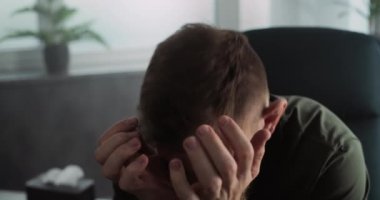 Morali bozuk asker portresi ya da savaş sonrası rehabilitasyon sırasında ağlayan travma sonrası stres bozukluğu. Savaşçı psikoterapist ya da psikologla konuşur. Travma sonrası stres bozukluğu.