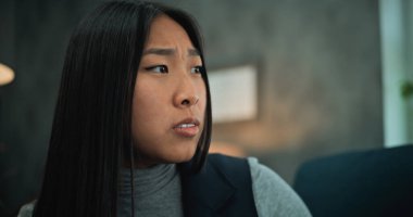 Sinirli ve agresif kız arkadaş yakınlaşması, kavgaya başlaması, psikoloğa danışıp erkek arkadaşına bağırması. Çift terapisi sırasında Asyalı bir kadın kocasıyla kavga ediyor..