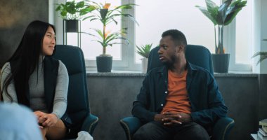 Psikologla görüşen çok ırklı bir çift. Asabi Afrikalı Amerikalı erkek arkadaş çatışmadan bahsediyor. Terapistin genç aileye çift terapisi sağladığına dair bir bakış açısı. Psikoloji, seksoloji.