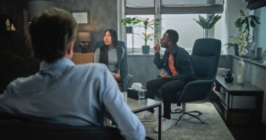 Terapistin çok ırklı genç bir aileye danışmanlık seansına geri dönüş. Saldırgan Afrikalı Amerikalı adam sinirlendi, Asyalı kız arkadaşına bağırdı ve çiftler terapisi sırasında kavga etmeye başladı..