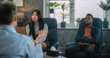 Odaklanamayan psikologların çift terapisi sırasında genç aileyle konuştuklarını gördüm. Afrikalı Amerikalı genç adam ilişki problemlerini tartışıyor. Terapistle danışmanlık seansında çok ırklı bir çift..