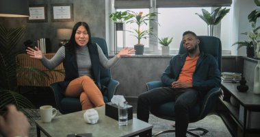 Terapistin çok ırklı genç bir aileye danışmanlık seansına geri dönüş. Saldırgan Afrikalı Amerikalı adam sinirlendi, Asyalı kız arkadaşına bağırdı ve çiftler terapisi sırasında kavga etmeye başladı..