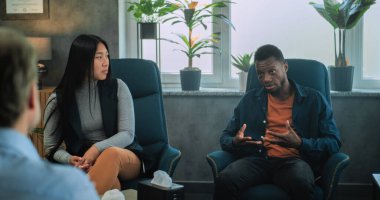 Çok ırklı bir çift kürsüye oturur ve terapi seansında psikologla ilişki sorunlarını tartışır. Terapistin genç aileye çift terapisi sağladığına dair bir bakış açısı. Psikoloji ve seksoloji.