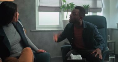 Psikoterapistle terapi seansında anlaşmazlık yaşayan kızgın, etnik çeşitliliğe sahip genç bir çift. Afrikalı Amerikalı erkek ve Asyalı kadın sinirleri bozuldu, kavga etmeye başladılar ve çiftler terapisi sırasında birbirlerine bağırdılar..