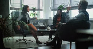 Çok ırklı bir çift sandalyeye oturur, kavga eder, psikologla terapi seansında birbirlerine bağırırlar. Olgun terapistin geçmişe bakış genç aile arasındaki çiftler terapisi sırasında tartışmaları analiz eder..