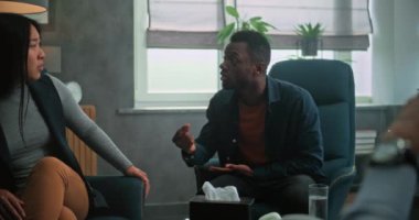 Agresif, çok ırklı çift terapistle fikir ayrılığı yaşıyor. Afrikalı Amerikalı erkek ve Asyalı kadın sinirlerine hakim olamıyor, kavga etmeye başlıyor, çiftler terapisi sırasında birbirlerine bağırıyorlar. Yavaş Hareket.