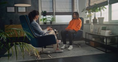 Kadın terapist sandalyede oturur, not defterine not alır. Afrika kökenli Amerikalı genç çocuk psikolojik danışmanlık seansına geliyor. Profesyonel psikolog terapiye başlar, gençlerle konuşur..