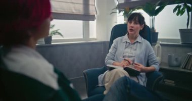 Terapist ve hasta arasındaki iletişim, terapistler seansta. Kadın psikolog genç kızı çözüm bulmaya teşvik ediyor, danışmanlık yapıyor. Psikoloji ve akıl sağlığı kavramı.