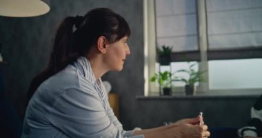 Kadın psikolog genç hastaları dinler, danışmanlık seansı düzenler. Pembe saçlı genç kız duygularını paylaşıyor, psikoterapi sırasında sorunları tartışıyor. Gençler için psikolojik destek.