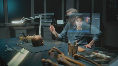 Gelişmiş arkeoloji laboratuvarı: VR kulaklık arkeologu fosil kafatası kullanılarak artırılmış gerçeklikte tarihi araştırmalar yürütüyor. Yapay zeka asistanı ve web tarayıcısıyla üç boyutlu sanal görüntü grafikleri. VFX