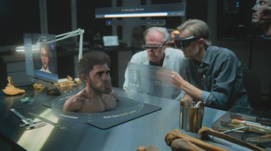 Gelişmiş arkeoloji laboratuvarı: VR kulaklıklarındaki iki arkeolog artırılmış gerçeklik üzerinde bilimsel araştırma yürütüyor. Eski Neandertal insan yapay zeka simülatörüyle üç boyutlu sanal görüntü grafikleri. VFX