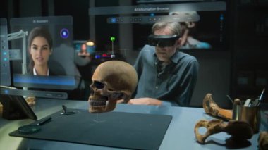 Gelişmiş arkeoloji laboratuvarı: VR kulaklık alanında arkeolog fosil kafatası ve antik insan anatomisini artırılmış gerçeklik kullanarak inceliyor. Yapay zeka asistanı ve web tarayıcısıyla üç boyutlu sanal görüntü grafikleri. VFX