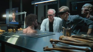 Gelişmiş arkeoloji laboratuvarı: VR kulaklıklarındaki iki arkeolog artırılmış gerçeklik üzerinde bilimsel araştırma yürütüyor. Eski Neandertal insan yapay zeka simülatörüyle üç boyutlu sanal görüntü grafikleri. VFX