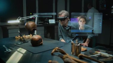 Gelişmiş arkeoloji laboratuvarı: VR kulaklık arkeologu fosil kafatası kullanılarak artırılmış gerçeklikte tarihi araştırmalar yürütüyor. Yapay zeka asistanı ve web tarayıcısıyla üç boyutlu sanal görüntü grafikleri. VFX