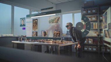 Gelişmiş arkeoloji laboratuvarı: VR kulaklıklarındaki iki arkeolog artırılmış gerçekliği kullanarak antik insan iskeletini inceliyor. Yapay zeka asistanı ve bilgi web tarayıcısıyla üç boyutlu holografik görüntü grafikleri.