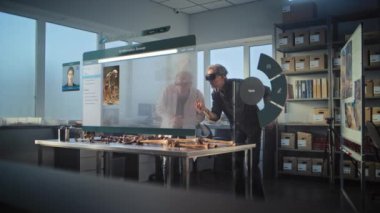 Gelişmiş arkeoloji laboratuvarı: VR kulaklıklarındaki iki arkeolog artırılmış gerçekliği kullanarak antik insan iskeletini inceliyor. Yapay zeka asistanı ve bilgi web tarayıcısıyla üç boyutlu holografik görüntü grafikleri.