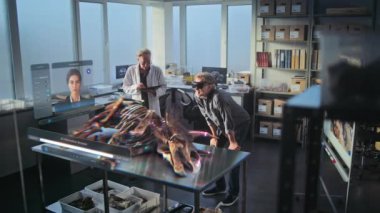 Gelişmiş arkeoloji laboratuvarı: Sanal ekran grafikleri, yapay zeka asistanı ve antik dinozorun 3D animasyonu. VR kulaklıklarındaki arkeologlar bilimsel araştırmalarını artırılmış gerçeklik kullanarak yürüttüler..