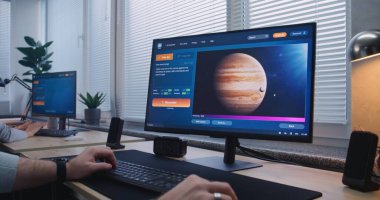 İnsan bilgisayarda yapay zeka video jeneratörüne komut yazar. Yapay Zeka Chatbot uygulaması Jüpiter ve uydusunun yüksek kaliteli videolarını oluşturuyor. Bayan meslektaşım arka planda bilgisayar üzerinde çalışıyor..