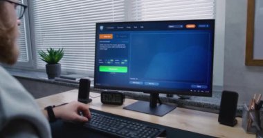 Yetişkin adam bilgisayardaki AI video jeneratörü uygulamasına komut yaz. Bilgisayar ekranında Jüpiter ve uydusunun detaylı yüksek kaliteli videosunu üreten yapay zeka sohbet robotu görülüyor. Otomatik çizim kavramı.