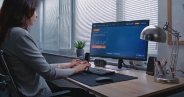 Yetişkin kadın tipleri bilgisayardaki yapay zeka video jeneratörünü çalıştırır. Bilgisayar ekranında Jüpiter ve uydusunun detaylı yüksek kaliteli videosunu üreten yapay zeka sohbet robotu görülüyor. Makine öğrenme konsepti.