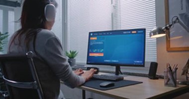 Kulaklık takan yetişkin bir kadın AI video jeneratörüyle PC 'ye mesaj atıyor. Yapay zeka sohbet robotu, Jüpiter ve uydularının detaylı yüksek kaliteli videolarını üretir. Gelişmiş Yapay Zeka tarafından oluşturulan video.