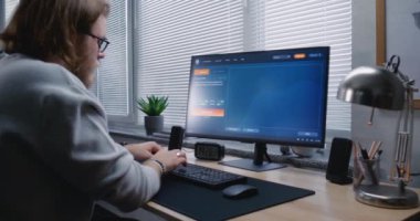 Yetişkin adam bilgisayarda yapay zeka sohbet robotuna girdi. PC ekranında Jüpiter ve uydusunun detaylı videosunu oluşturan yapay zeka video üreteci uygulaması görülüyor. Gelişmiş Yapay Zeka tarafından oluşturulan video.