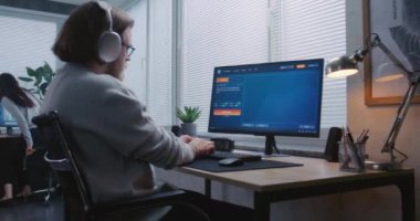 Kulaklık takan yetişkin bir adam kişisel bilgisayarda yapay zeka sohbet robotu diye mesaj atıyor. Yapay zeka video jeneratörü Jüpiter ve uydusunun detaylı videosunu üretiyor. Gelişmiş Yapay Zeka tarafından oluşturulan video